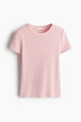 Remera básica de corte entallado y mangas cortas, confeccionada en tejido de punto acanalado de algodón color rosado, con cuello redondo fino y bajo recto.