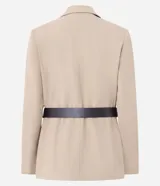 Blazer sastre color beige, de corte estructurado y calce al cuerpo, con solapa clásica, bolsillos con solapa en los laterales, bolsillo superior y cierre frontal de un botón.