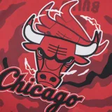 Musculosa de básquet azul con estampado camuflado, logo de la NBA en el hombro y diseño con el puente Golden Gate y el nombre del equipo.