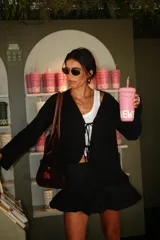 Falda corta estilo balloon de color rojo intenso, con cintura marcada y volumen fruncido en el ruedo.