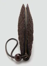 Bolso de mano tipo clutch de tamaño mediano, diseño semicircular en tejido de fibra natural color marrón oscuro. Cuenta con asa de mano lateral en cordón con cuenta de madera y cierre de cremallera.