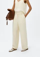 Pantalón recto de tiro alto color beige, de corte holgado y elegante, con bolsillos laterales y detalle de trabillas en la cintura.