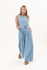 Pantalón de pierna súper amplia, confeccionado en denim fino y liviano, de tiro alto, con cintura elastizada, lazo regulable y bolsillos laterales.