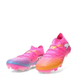 Championes de fútbol Puma Future 9 Match FG/AG, color fucsia con detalles en azul y amarillo. Presentan un diseño de corte medio con cuello tejido elástico, capellada de malla con texturas 3D para mayor control y suela con tapones para césped natural y sintético.