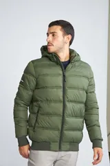 Campera puffer Mistral de hombre, color azul marino con cierre frontal y detalles en color rojo. Cuenta con capucha, puños elásticos y logo estampado en el pecho.