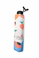 Paraguas plegable con estampado frutal de duraznos sobre fondo blanco y detalles en azul en la parte inferior. Incluye correa de mano negra.