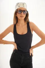 Lentes de sol con montura de acetato color crema y lentes oscuros con protección UV400.