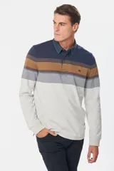 Remera tipo polo de manga larga con diseño de rayas horizontales en tonos azul marino, marrón, gris y blanco. Presenta cuello de tela tipo denim y cierre frontal con botones ocultos.