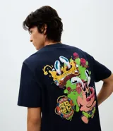 Remera de algodón color azul marino con cuello redondo y mangas cortas. Presenta un diseño estampado en la espalda con personajes de Bob Esponja y Patricio Estrella en estilo artístico colorido.