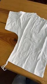 Remera manga corta básica color blanco, confeccionada en algodón, con ajuste en la cintura y frunce regulable en el lado derecho.