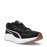 Championes de running Puma Skyrocket Lite 2 para mujer, en color negro con detalles en blanco y cobre. Presentan un diseño de malla transpirable, entresuela PUMALite para mayor amortiguación y plantilla SOFTFOAM+ para un confort superior. Cuentan con suela de goma de largo completo para una tracción óptima en superficies urbanas.