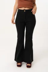 Pantalón de tiro alto con corte evasé, cierre frontal con cremallera y botón, y bolsillos funcionales en la parte delantera y trasera.