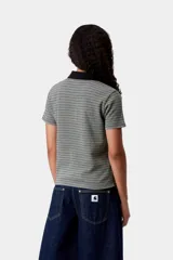 Remera polo de manga corta con corte ajustado, confeccionada en tejido de algodón texturizado con diseño de rayas horizontales y cuello negro en contraste con media tapeta abotonada.