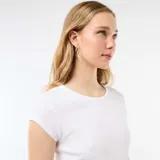 Camiseta de punto de canalé color blanco, con cuello redondo y mangas cortas, de corte ajustado.