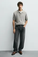 Bota Chelsea de cuero marrón, con punta fina y elásticos laterales oscuros. Posee un tirador trasero y un taco bajo y cuadrado.