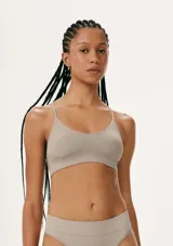 Top negro sin costuras, con breteles finos y escote en V.