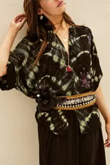 Cinturón tipo faja con base de cuero sintético color marrón, decorado con monedas plateadas y flor de tela negra.