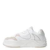 Championes urbanos blancos con suela chunky y detalles en negro.