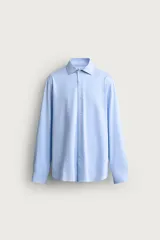Camisa celeste de corte regular fit, cuello italiano abierto y manga larga con puño abotonado, confeccionada en tejido de fácil planchado.