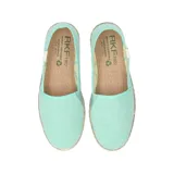 Alpargata estilo slip-on RKF modelo Maya, confeccionada en algodón orgánico color celeste, con suela de goma revestida en yute trenzado.