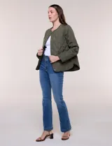 Campera matelaseada color verde militar con diseño capitoneado de rombos, escote redondo sin cuello y cierre frontal con broches a presión. Cuenta con bolsillos frontales oblicuos y ruedo curvo con aberturas laterales.