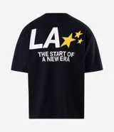 Remera de corte oversized confeccionada en mezcla de algodón y poliéster. Presenta cuello redondo, mangas cortas con hombros caídos y diseño estampado en la espalda con la frase 'LA THE START OF A NEW ERA' acompañada de estrellas amarillas.