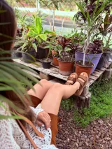 Sandalias de cuero color camel con plataforma y doble tira ancha con hebilla.