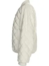 Campera bomber color blanco, acolchada con patrón de rombos, cuello, puños y ruedo acanalados, cierre frontal con cremallera y logo de la marca en el pecho.