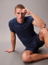 Shorts de pijama Calvin Klein de modal extrasuave color azul marino, con diseño sin cierres, bolsillos en las costuras laterales y cinturilla elástica.