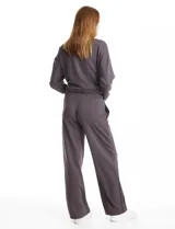 Pantalón jogger de corte recto, color blanco, con cintura elástica, cordón de ajuste y bolsillos laterales.