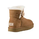 Botas cortas UGG color marrón claro, de gamuza con interior de piel de oveja. Presentan un botón de madera con el logo de la marca en el lateral.
