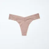 Pack de tres tangas de algodón con cintura de encaje en colores beige, blanco y gris.