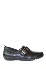 Zapato bajo de cuero negro con hebilla dorada.