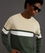 Suéter de punto con diseño de bloques de color horizontal en tonos beige, blanco y verde oscuro, cuello redondo y manga larga.
