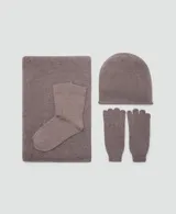 Guantes de punto tejido en color marrón topo, con puños acanalados elásticos y diseño clásico de cinco dedos.