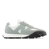 Championes urbanos New Balance modelo XC-72, unisex, color gris y blanco, con detalles en amarillo. Confeccionados en materiales sintéticos y gamuza, con suela de goma texturizada en negro.