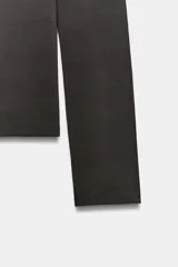 Camiseta de manga larga y cuello redondo, con corte ajustado al cuerpo.