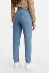 Pantalón jeans mom fit de tiro alto y lavado azul clásico, con cordón ajustable en la cintura y corte cónico en las piernas.