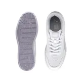 Championes Puma de mujer modelo Court Lally Skye, color blanco con detalles en lila pálido. Presentan un diseño de corte bajo con capellada sintética, franja Puma Formstrip en el lateral y suela de goma tipo plataforma. Incorporan plantilla SoftFoam+.