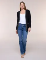 Cardigan acanalado negro con ribetes blancos en la apertura frontal, puños y bolsillos simulados.