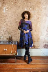 Falda midi acampanada de corte irregular, color negro con estampado de flores abstractas en azul.