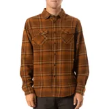 Camisa de franela marrón a cuadros con dos bolsillos frontales con solapa abotonada, de manga larga y corte clásico.