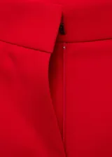 Pantalón de vestir rojo, de corte wide leg y tiro alto.