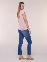 Remera básica blanca de manga corta, con calce al cuerpo, cuello redondo y frente forrado en doble tela.