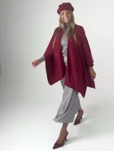 Ruana color beige de tejido liviano con destellos de mini lentejuelas.