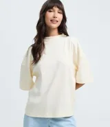 Remera de corte holgado y diseño básico, confeccionada en algodón. Presenta cuello redondo y mangas cortas con caída relajada.