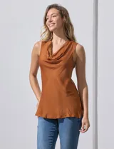 Blusa color marrón de satén sin mangas con cuello volcado.