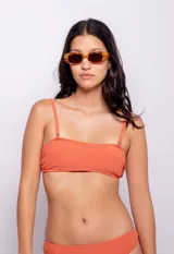 Top de bikini negro strapless con breteles finos regulables y gancho en la espalda.