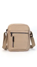 Morral de tela impermeable color negro, de forma rectangular y diseño compacto. Cuenta con correa ajustable para llevar al hombro o cruzado, y múltiples compartimentos con cierre, incluyendo un bolsillo frontal vertical con cierre.