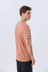 Remera lisa de manga corta y cuello redondo, color gris oscuro, de calce cómodo con pequeño logo bordado en el pecho.
